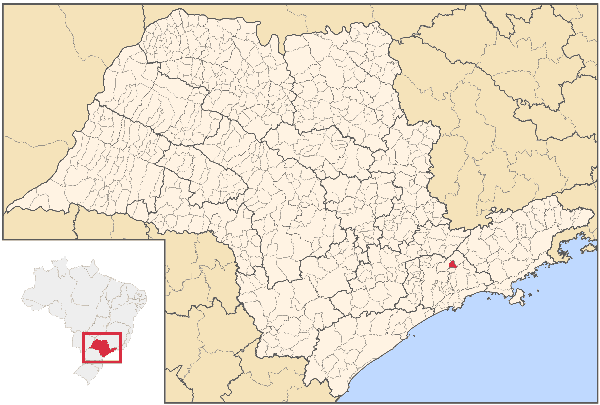 Mapa do estado de São Paulo com os municípios e a localização de Arujá destacada em vermelho, a leste da capital