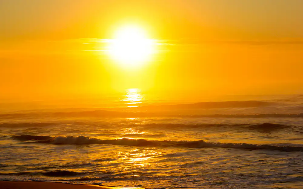 Nascer do sol sobre o mar em uma praia de Florianópolis, no Sul do Brasil
