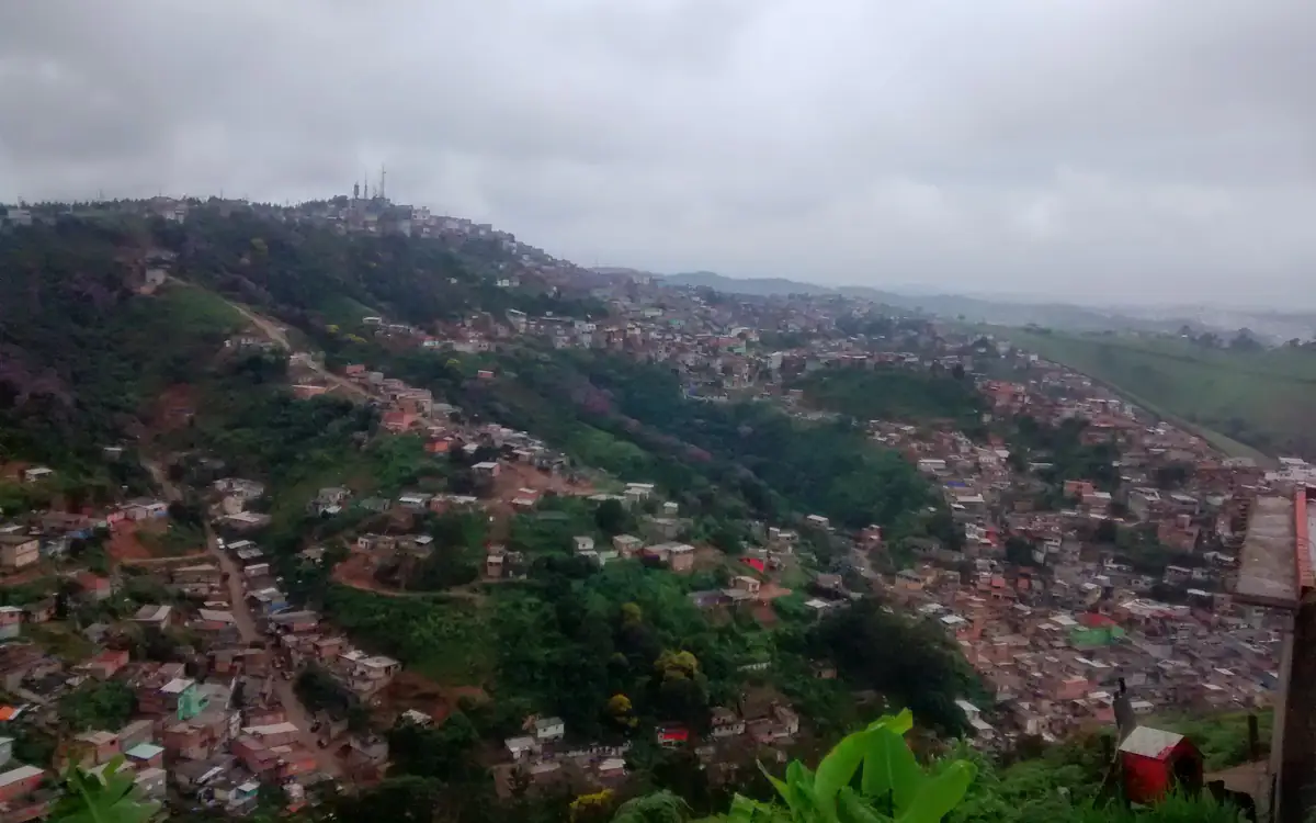 Casas espalhadas pelos morros do Jardim Zaíra, em Mauá, sob céu cinzento e nublado
