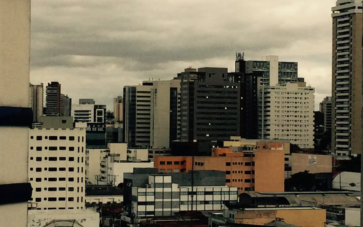 Prédios do centro de Osasco sob céu cinzento e nublado