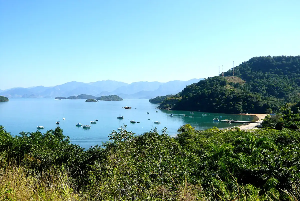 Baía da Ilha Grande com ilhas, barcos ancorados e morros cobertos de mata ao fundo