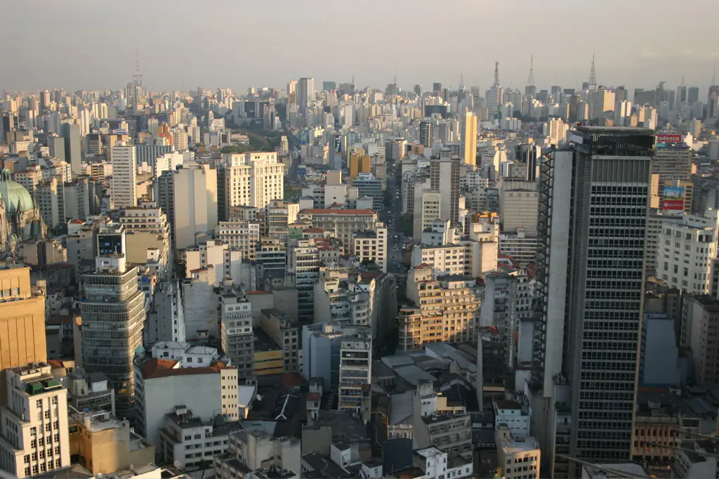 Vista aérea da cidade de São Paulo com prédios até o horizonte, olhando do centro em direção à Avenida Paulista