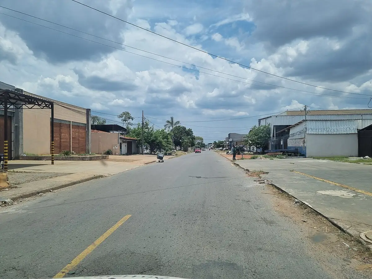 Avenida do Jardim Tropical, em Aparecida de Goiânia, sob céu com nuvens carregadas