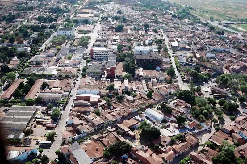 Vista aérea do centro de Barbalha, com telhados, ruas arborizadas e torres de igreja