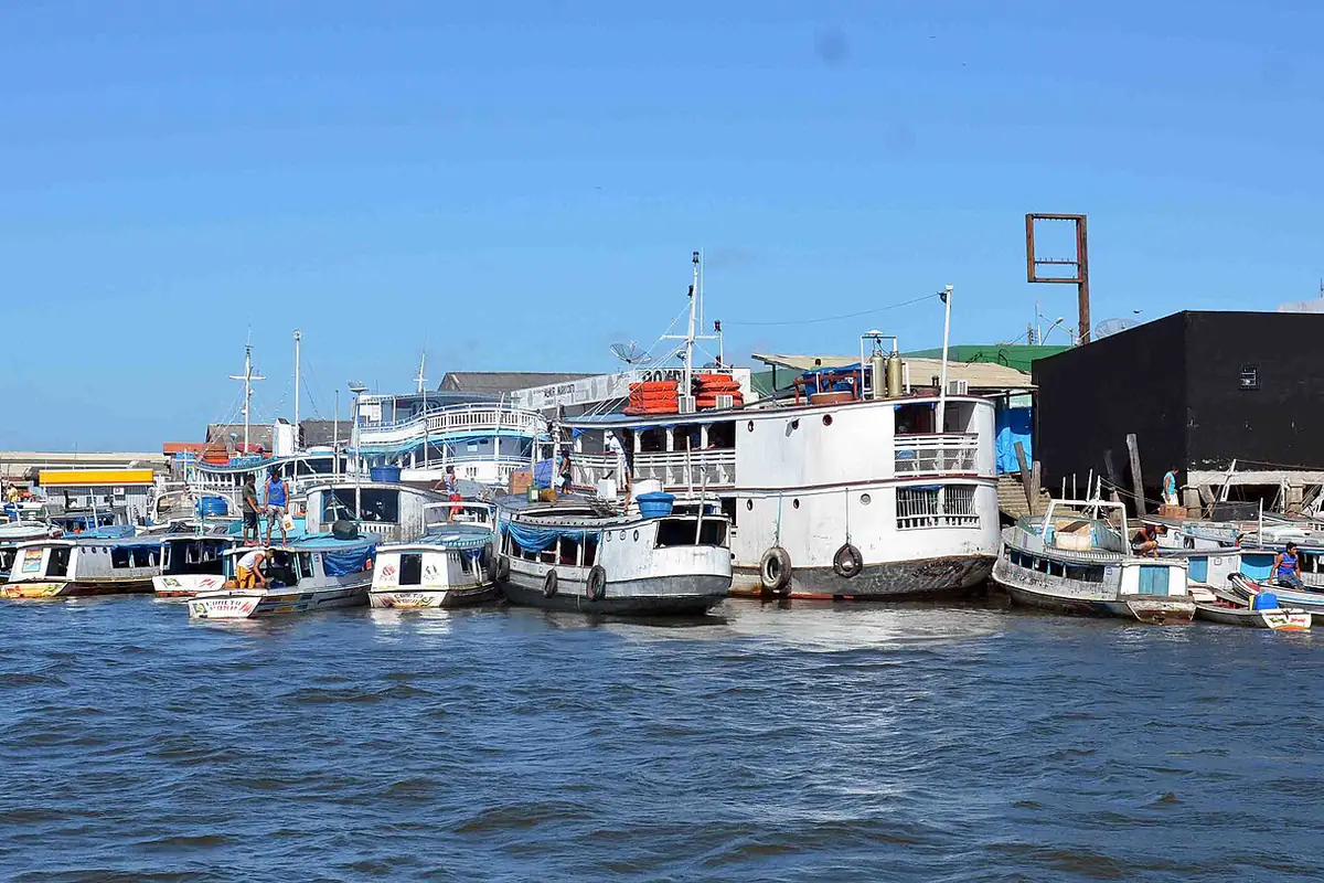 Barcos de passageiros atracados no porto de Cametá, no Rio Tocantins, sob céu azul