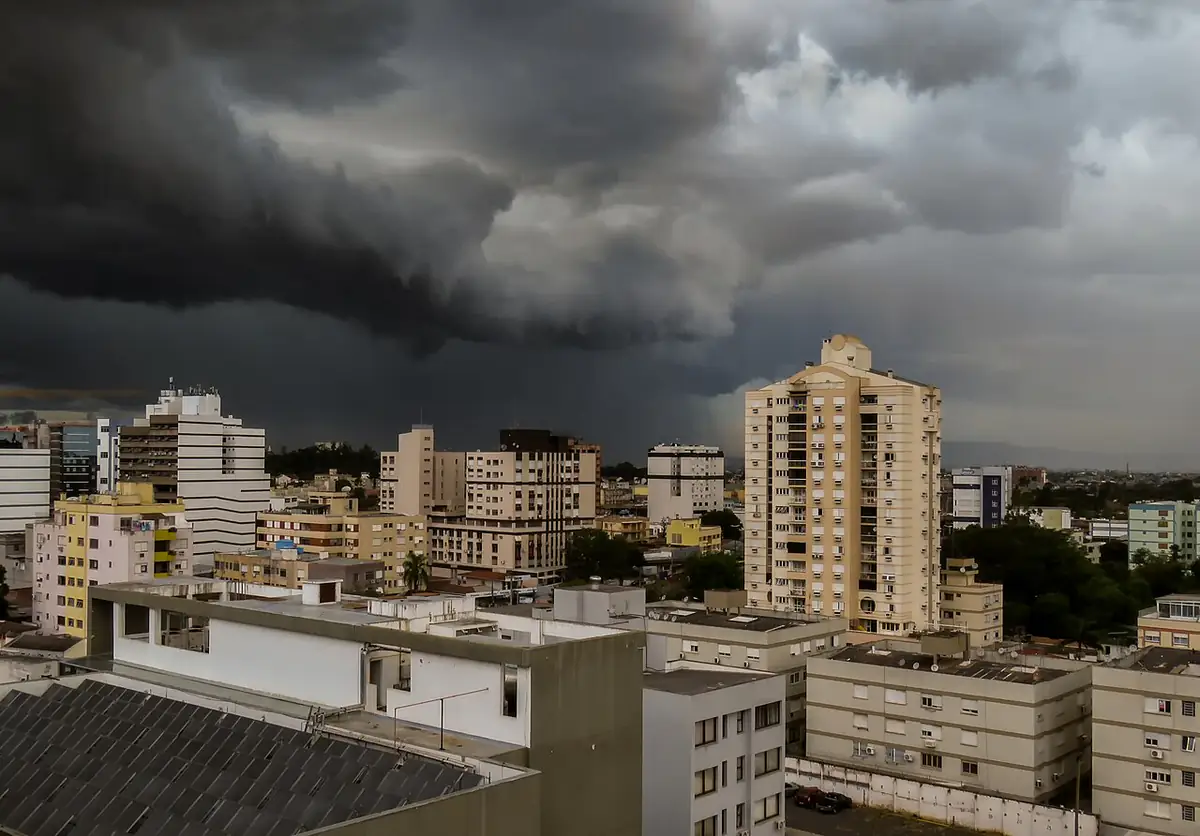 Nuvens escuras de tempestade sobre prédios do centro de Canoas
