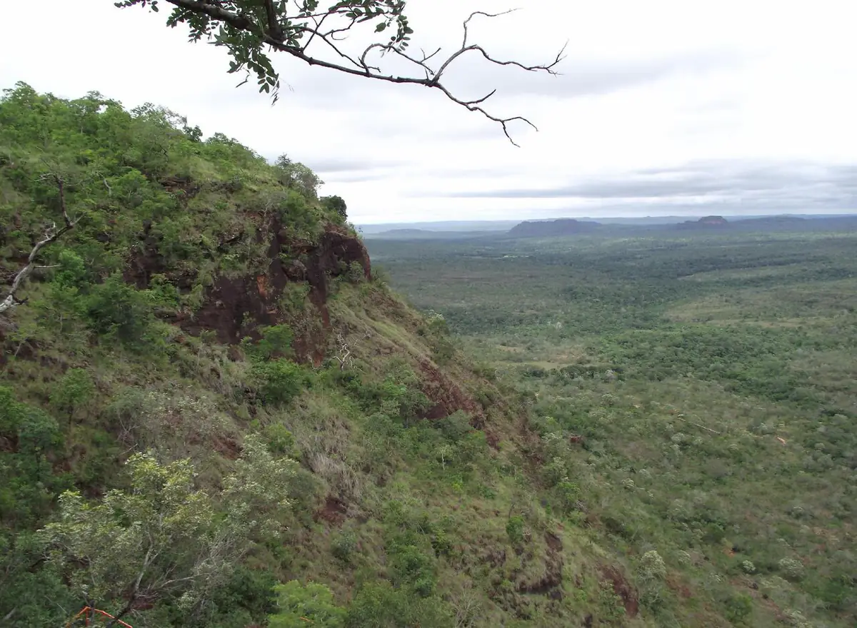 Encosta de cerrado e vale sob céu nublado, vistos do alto da Chapada das Mesas, em Carolina
