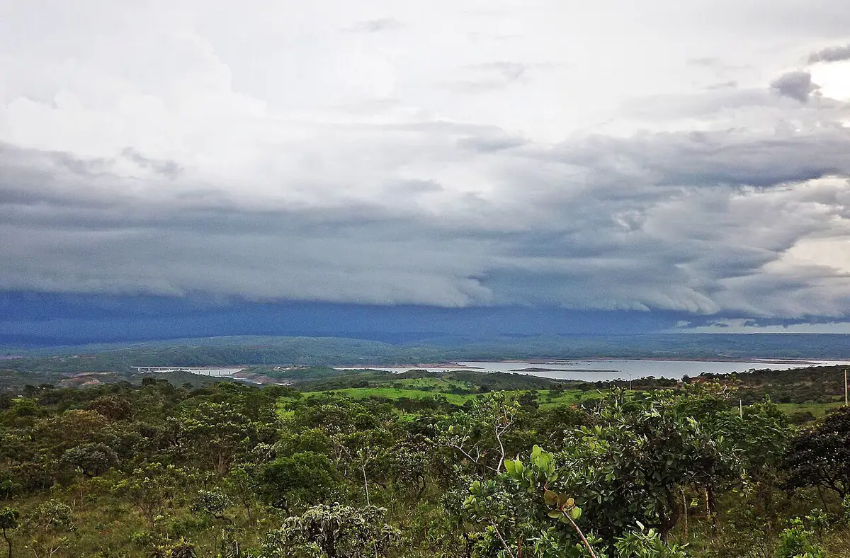 Nuvens de tempestade escuras sobre o Cerrado e um lago ao fundo, perto de Catalão
