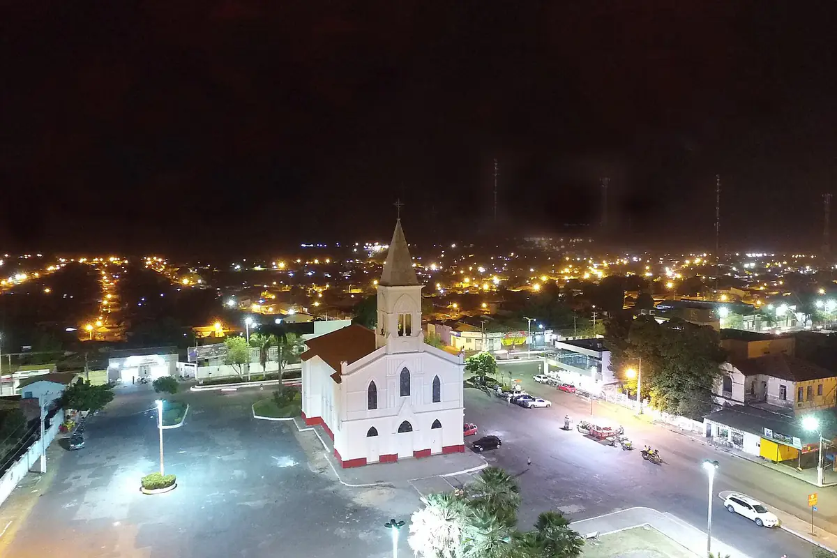 Igreja de São Sebastião, em Codó, vista do alto à noite, com a cidade iluminada ao fundo
