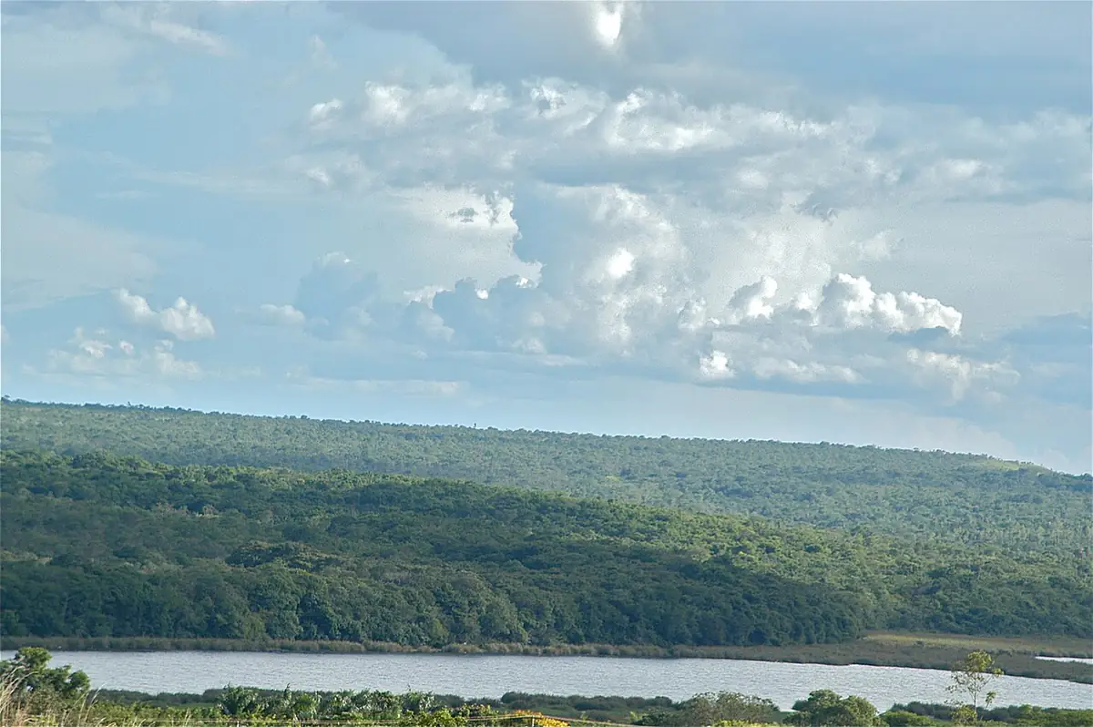 Nuvens carregadas sobre morros de cerrado e a Lagoa Feia, em Formosa