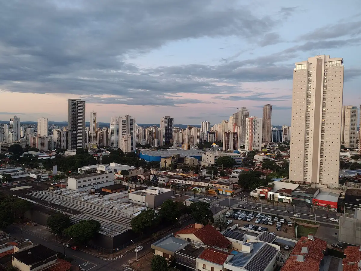 Prédios dos setores Bueno e Oeste, em Goiânia, sob nuvens carregadas ao entardecer