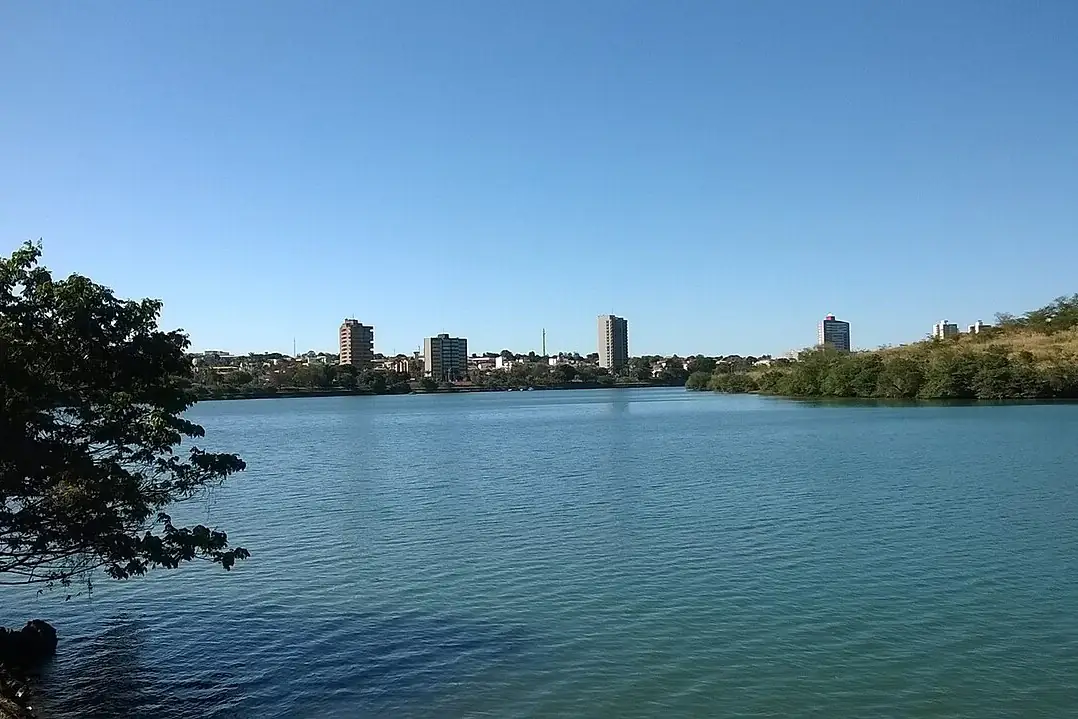 Rio Paranaíba em Itumbiara, com prédios na margem ao fundo e céu azul sem nuvens