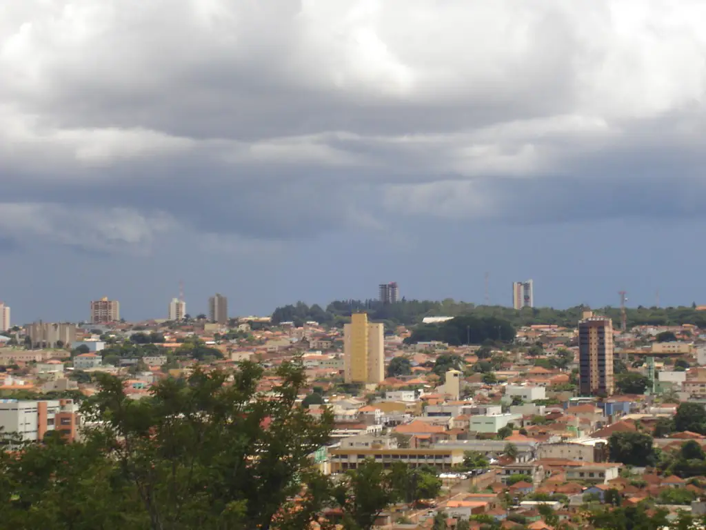 Vista de Jataí com prédios e casas sob nuvens carregadas de chuva