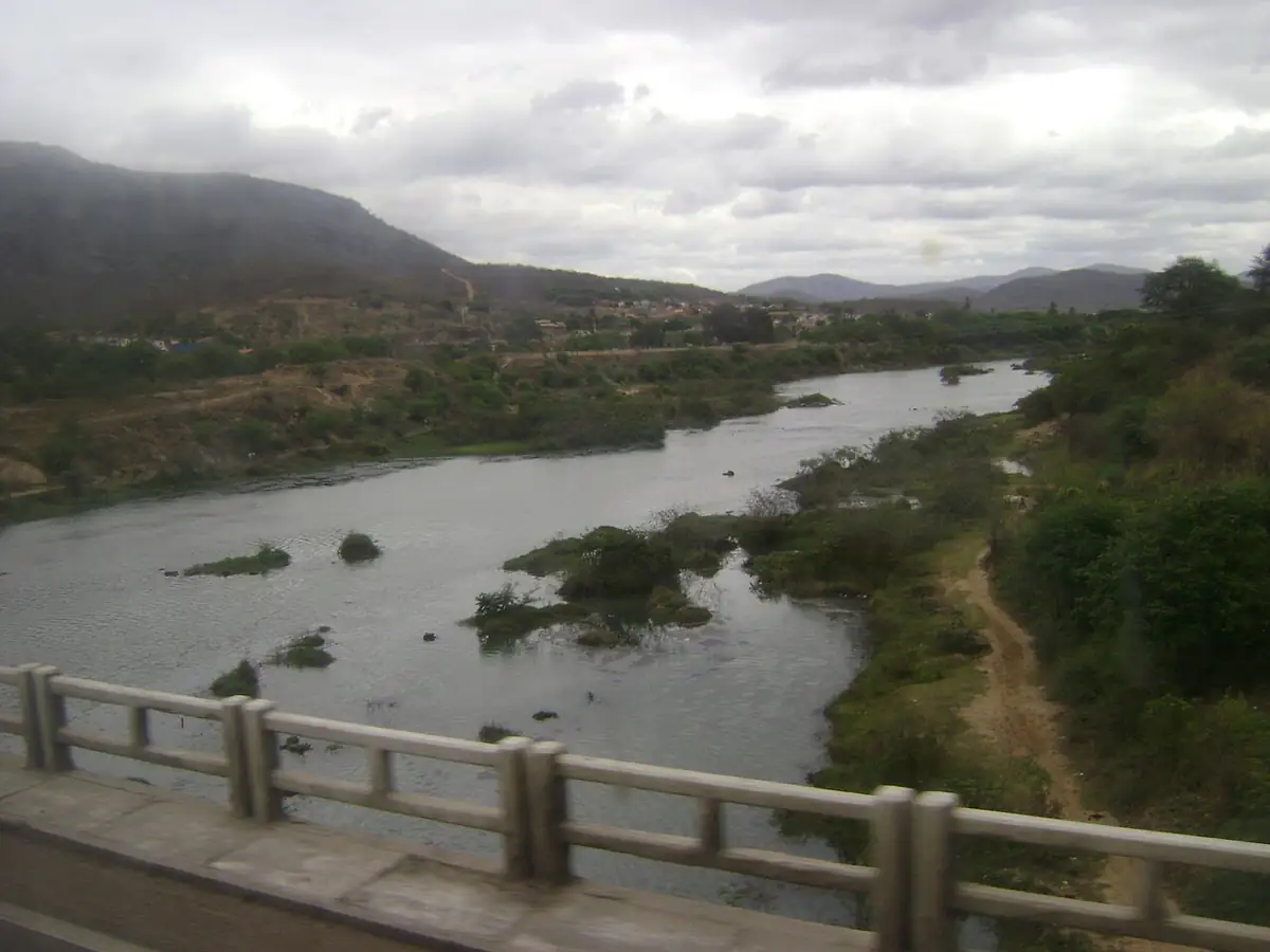 Rio de Contas em Jequié, com serras ao fundo e céu nublado