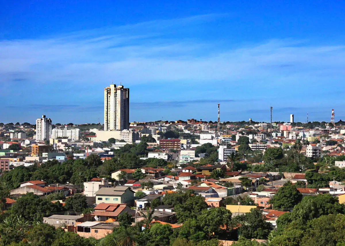 Vista de Luziânia com prédios e casas sob céu azul com nuvens finas