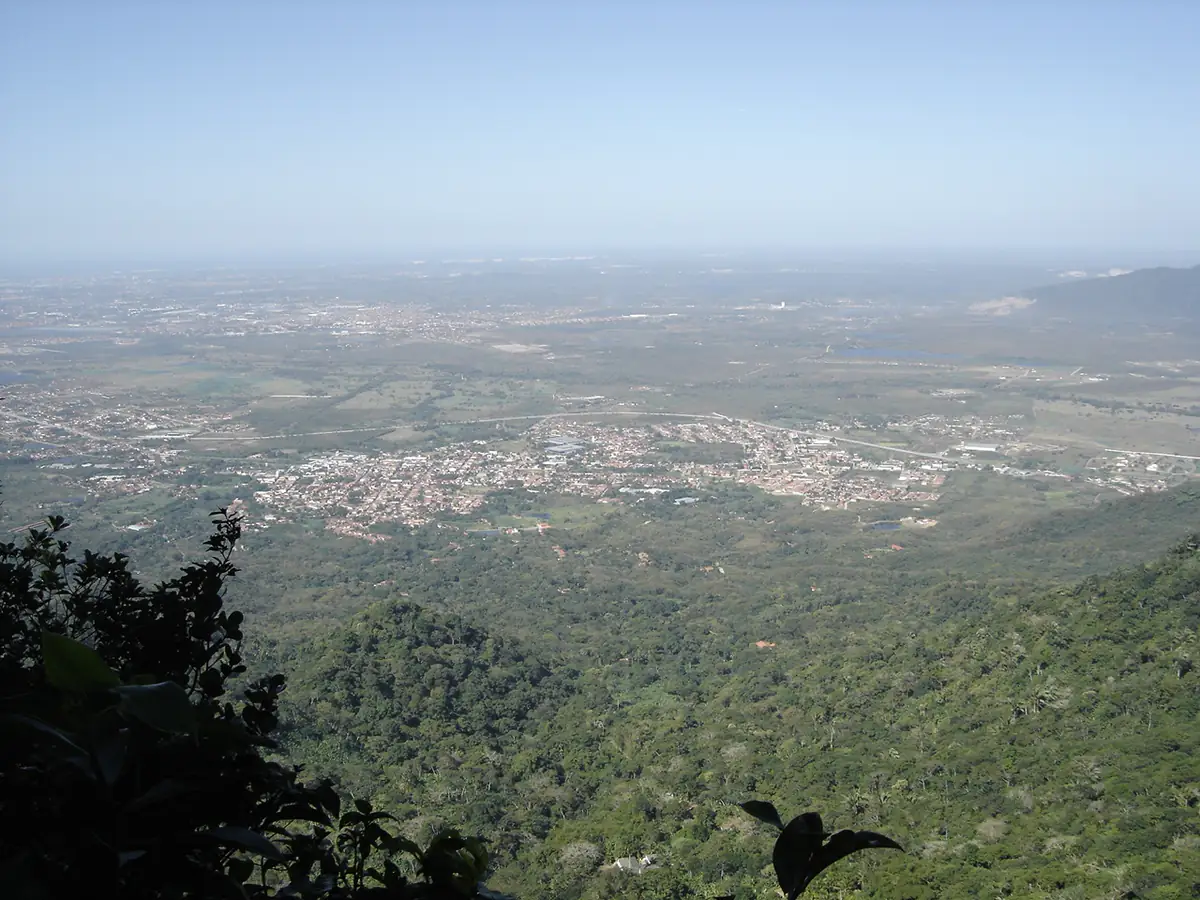 Vista da cidade de Maranguape e da planície ao fundo, vistas do alto da Serra de Maranguape, com mata em primeiro plano