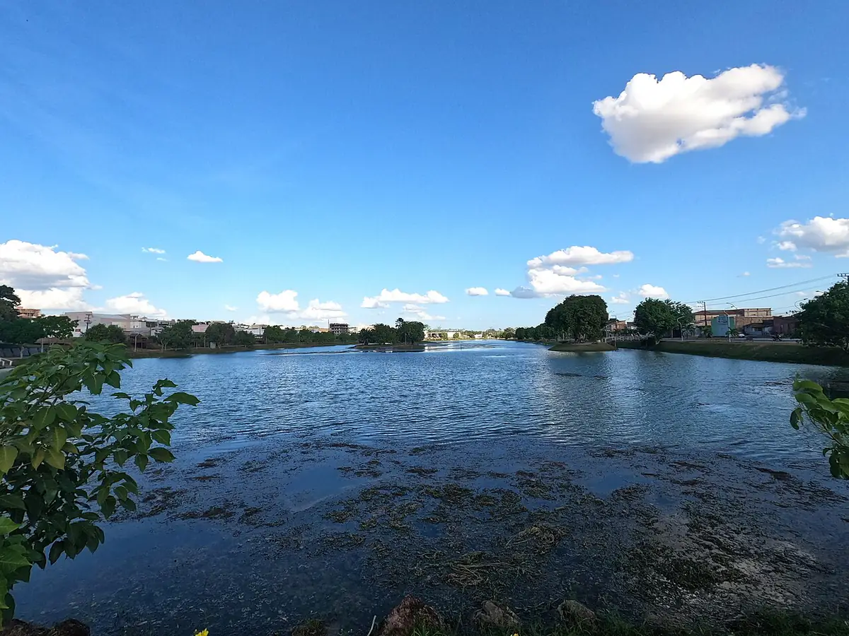 Lago Verde, no centro de Paragominas, sob céu azul com poucas nuvens