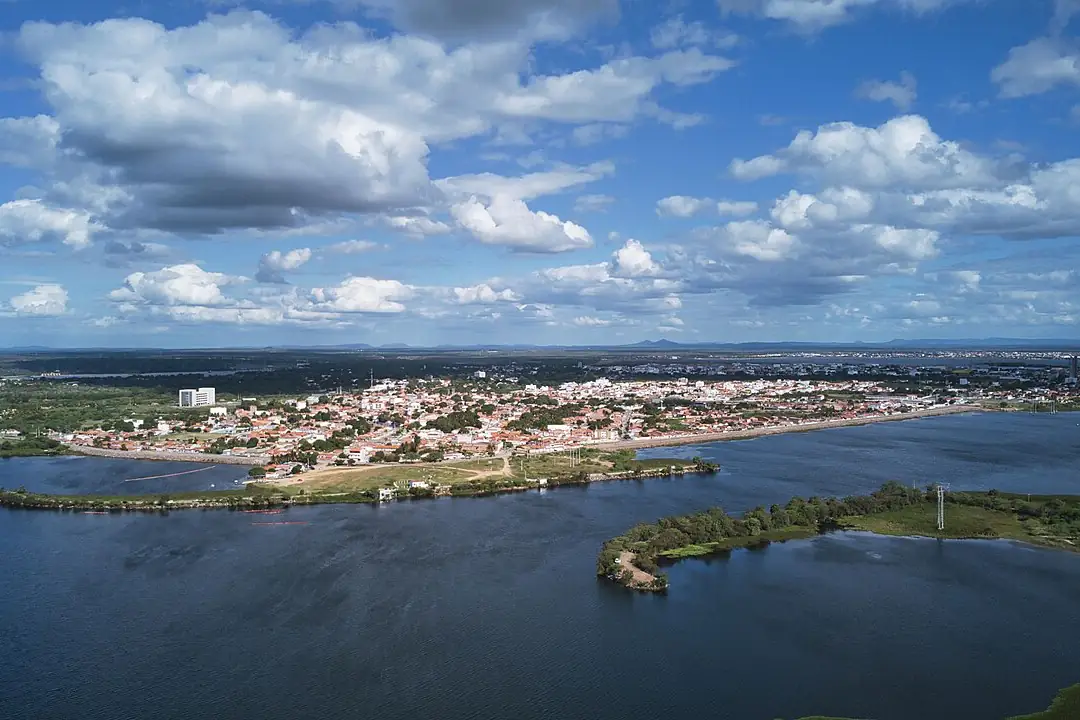 Vista aérea de Paulo Afonso à beira do rio São Francisco, sob céu azul com nuvens