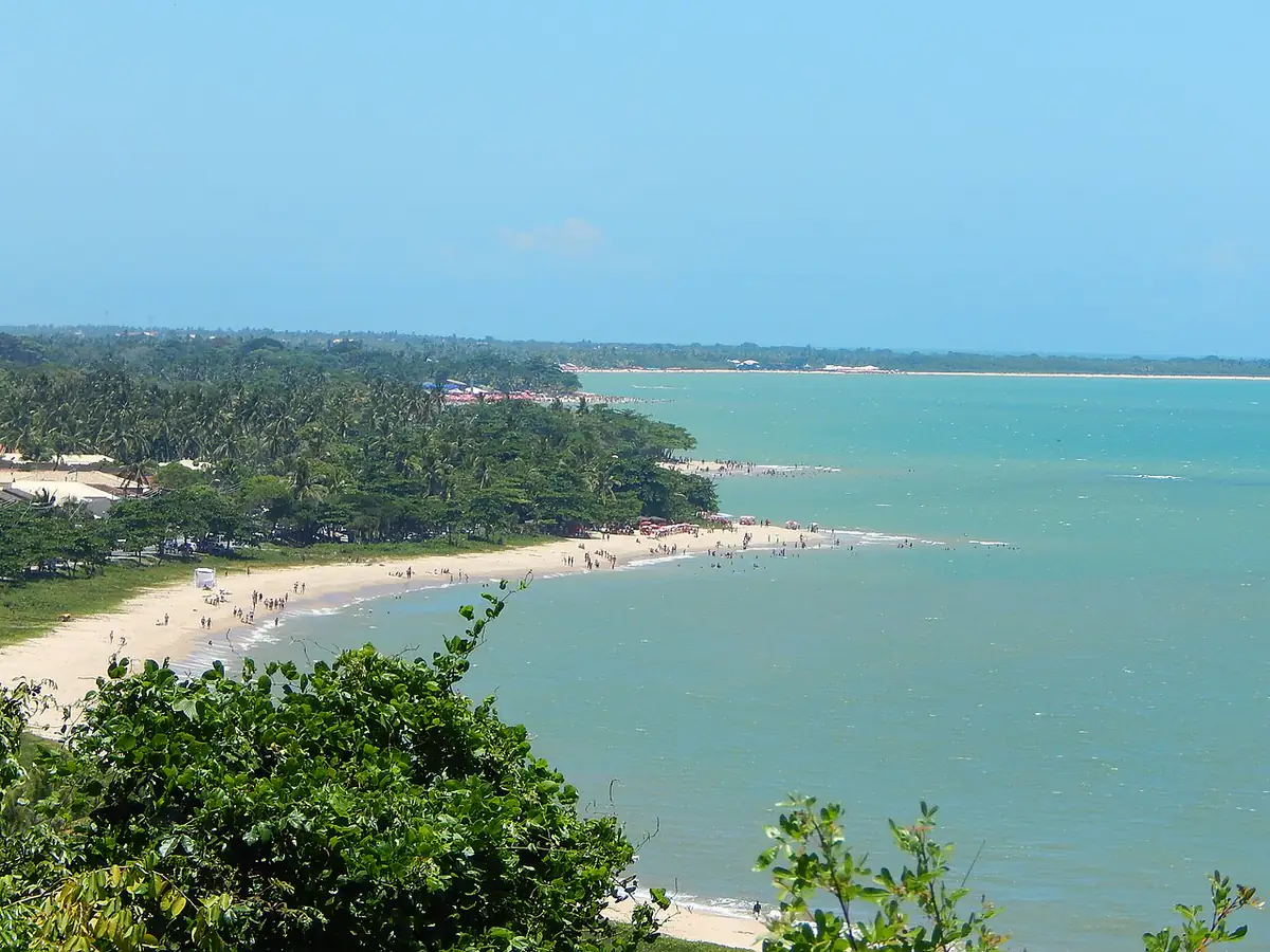 Praia e mar de Porto Seguro vistos do alto da Cidade Histórica, com coqueiral e céu azul