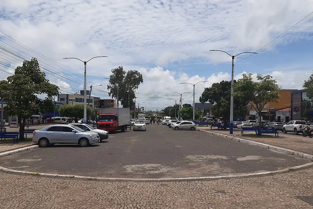 Avenida arborizada de Santa Inês sob céu com nuvens espalhadas