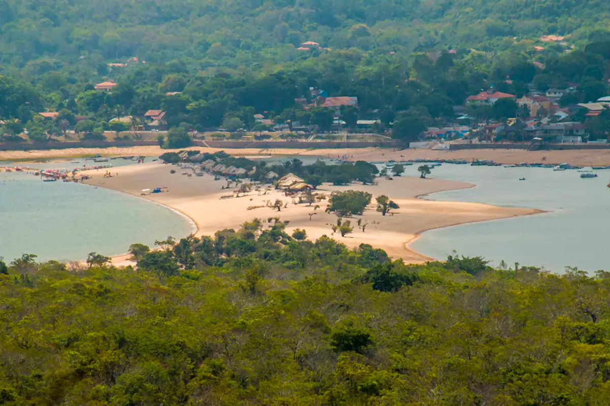 Alter do Chão vista do alto: banco de areia com palhoças entre as águas do Tapajós, casas e mata ao fundo