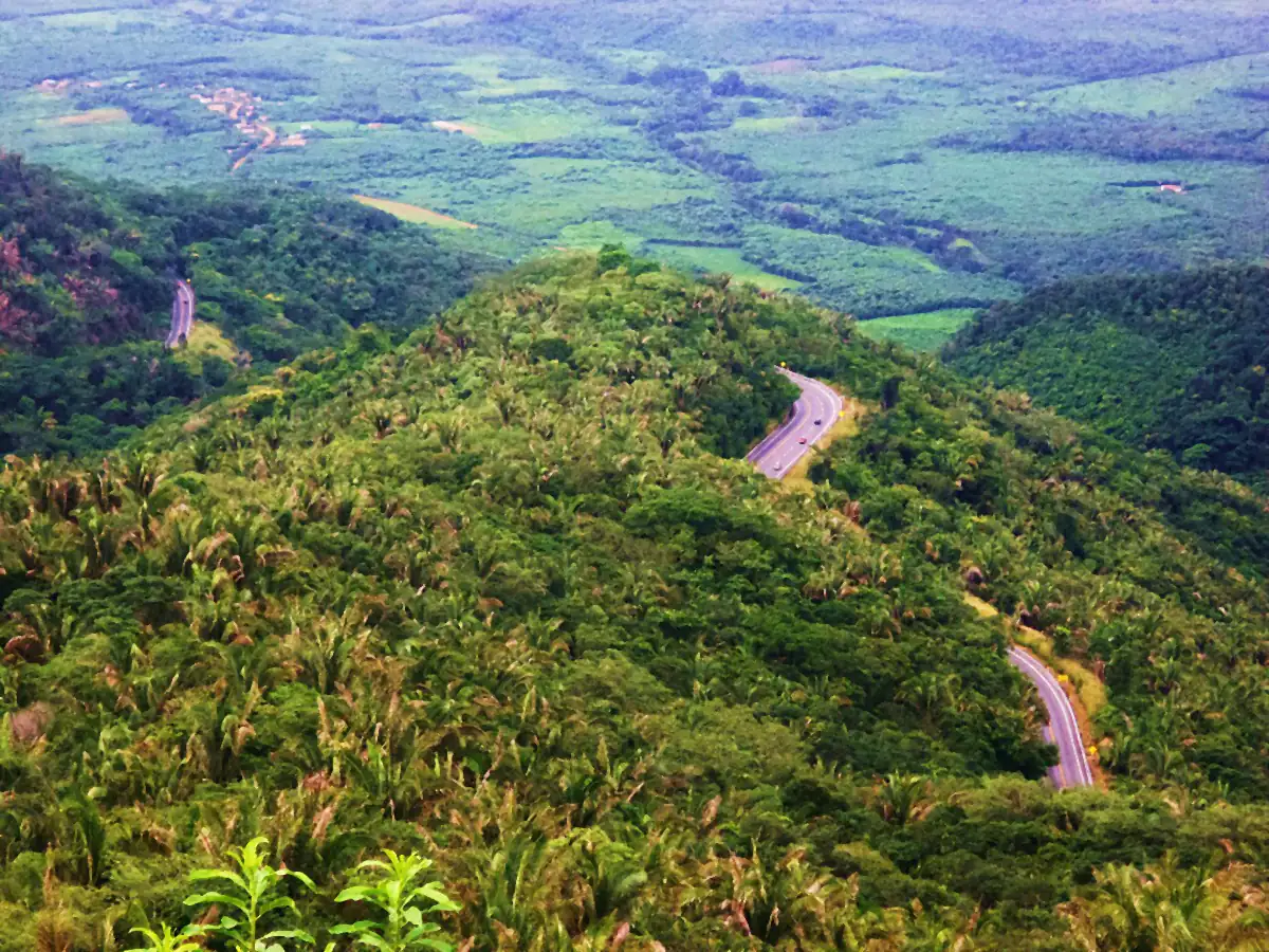 Mata verde da Serra da Ibiapaba, em Tianguá, com a BR-222 serpenteando pela encosta e o vale ao fundo
