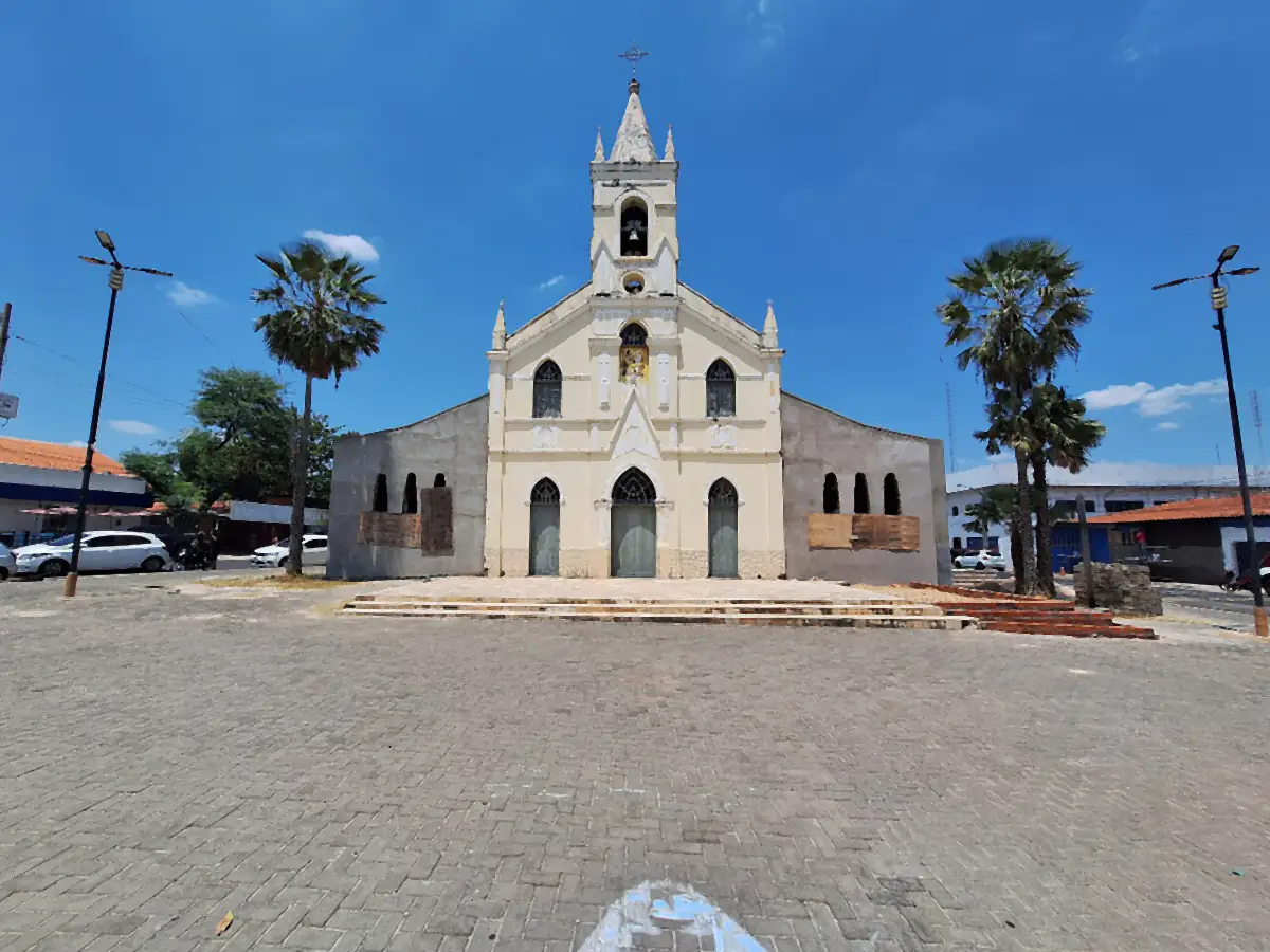 Igreja Matriz de São José, em Timon, com palmeiras de carnaúba, praça de pedra e céu azul com poucas nuvens