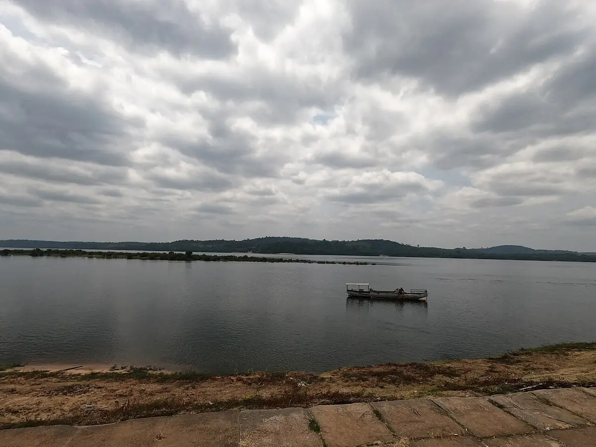 Rio Tocantins sob céu de nuvens carregadas, visto da orla de Tucuruí