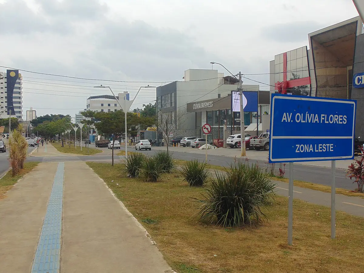 Avenida Olívia Flores, em Vitória da Conquista, sob céu encoberto, com prédios ao fundo